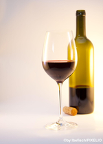Weinglas und Rotweinflasche