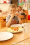 Kind beim Essen